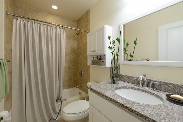 24 Creek Road 205, Huntington, NY 11743