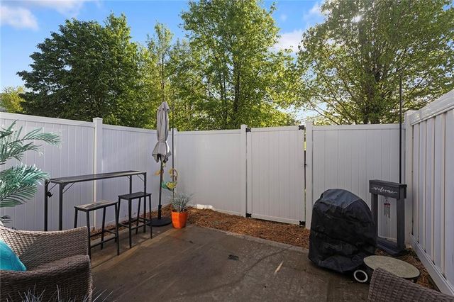610 SW Shadow Glen Court, Blue Springs, MO 64015