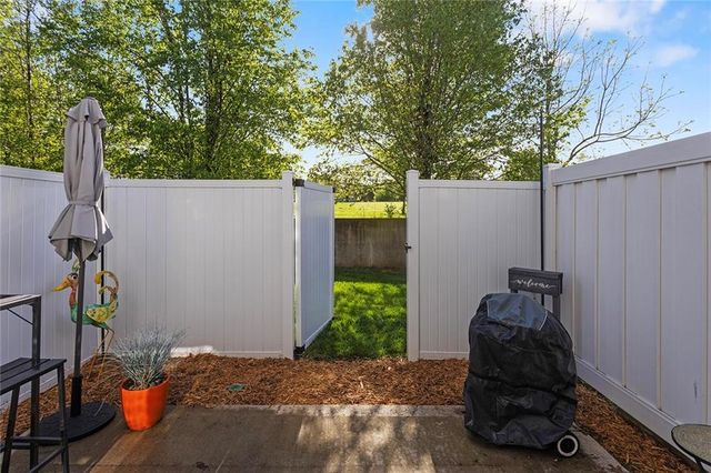 610 SW Shadow Glen Court, Blue Springs, MO 64015