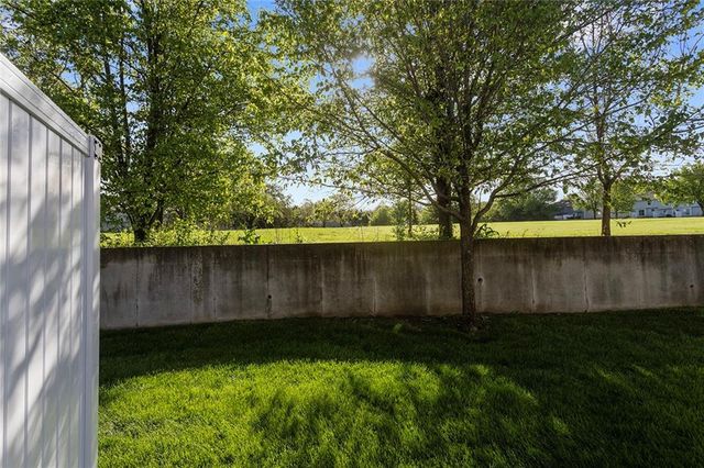 610 SW Shadow Glen Court, Blue Springs, MO 64015