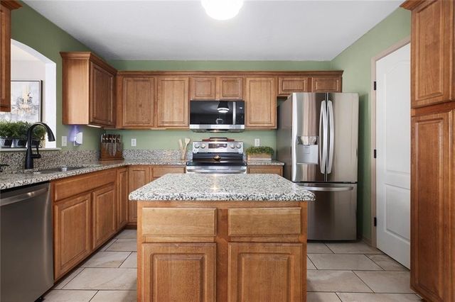 610 SW Shadow Glen Court, Blue Springs, MO 64015