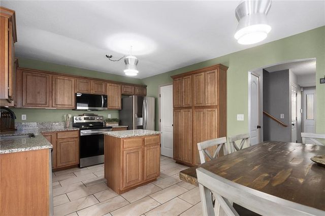 610 SW Shadow Glen Court, Blue Springs, MO 64015