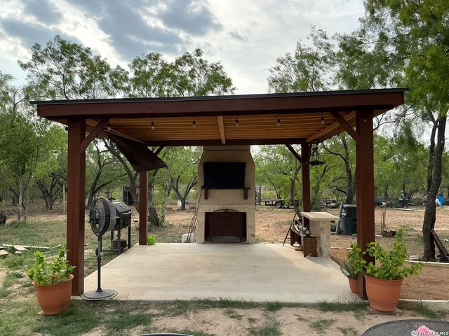 745 County Road 2645, Moore, TX 78057