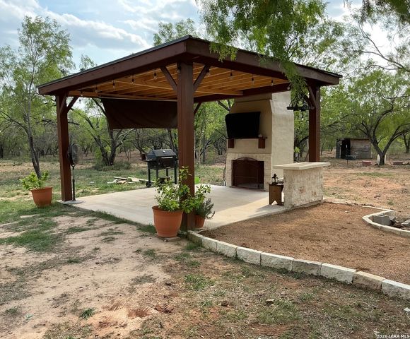 745 County Road 2645, Moore, TX 78057