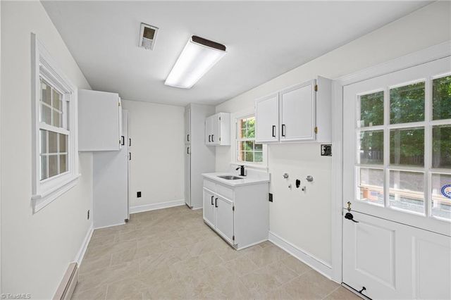 6595 Rollingwood Drive, Clemmons, NC 27012