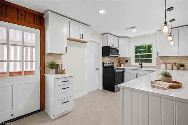 6595 Rollingwood Drive, Clemmons, NC 27012