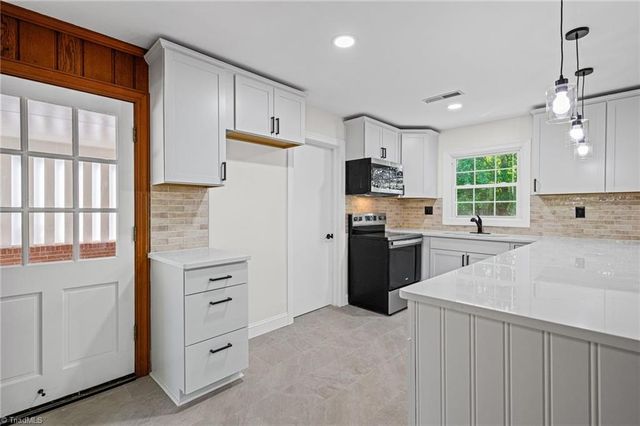 6595 Rollingwood Drive, Clemmons, NC 27012