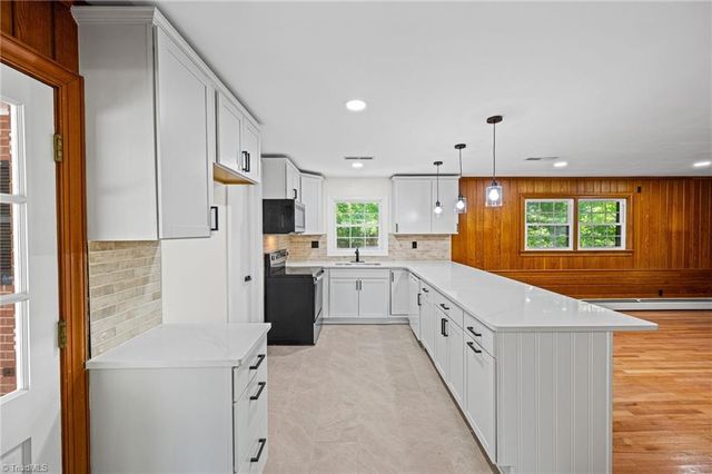 6595 Rollingwood Drive, Clemmons, NC 27012