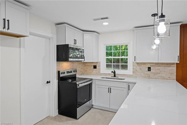 6595 Rollingwood Drive, Clemmons, NC 27012