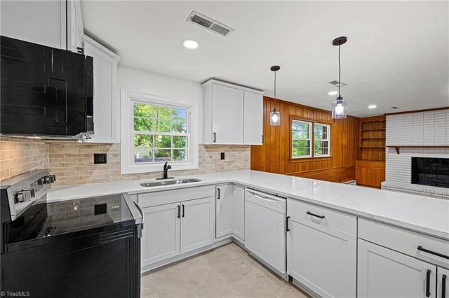 6595 Rollingwood Drive, Clemmons, NC 27012
