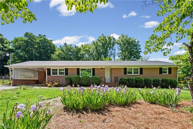 6595 Rollingwood Drive, Clemmons, NC 27012