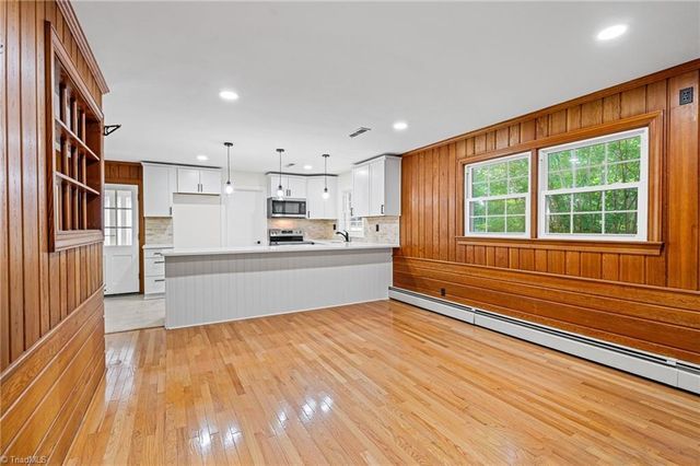 6595 Rollingwood Drive, Clemmons, NC 27012