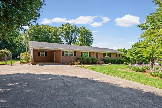 6595 Rollingwood Drive, Clemmons, NC 27012
