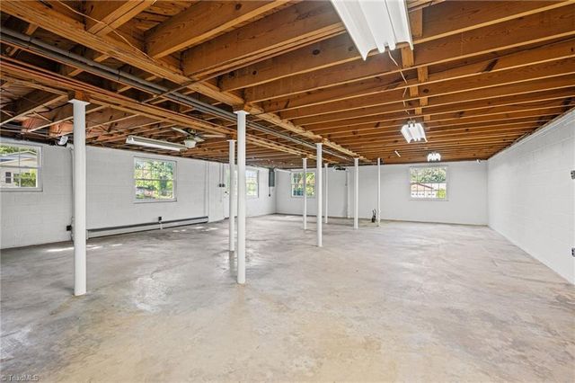 6595 Rollingwood Drive, Clemmons, NC 27012