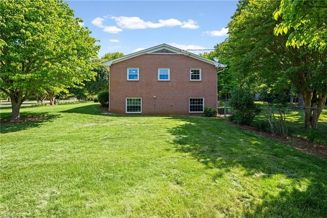 6595 Rollingwood Drive, Clemmons, NC 27012