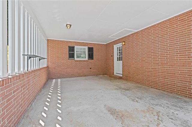 6595 Rollingwood Drive, Clemmons, NC 27012