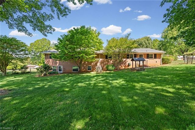6595 Rollingwood Drive, Clemmons, NC 27012