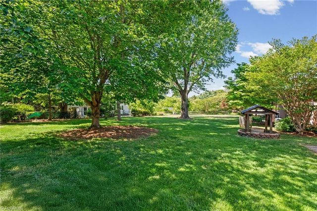 6595 Rollingwood Drive, Clemmons, NC 27012