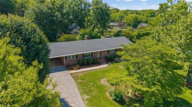 6595 Rollingwood Drive, Clemmons, NC 27012