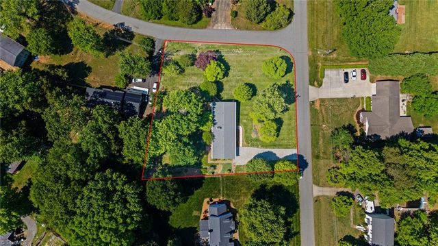 6595 Rollingwood Drive, Clemmons, NC 27012