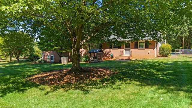 6595 Rollingwood Drive, Clemmons, NC 27012