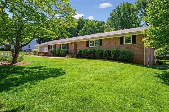 6595 Rollingwood Drive, Clemmons, NC 27012
