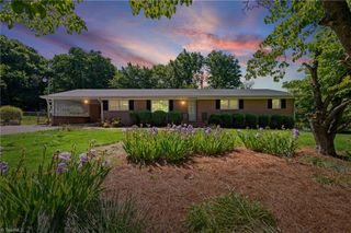 6595 Rollingwood Drive, Clemmons, NC 27012