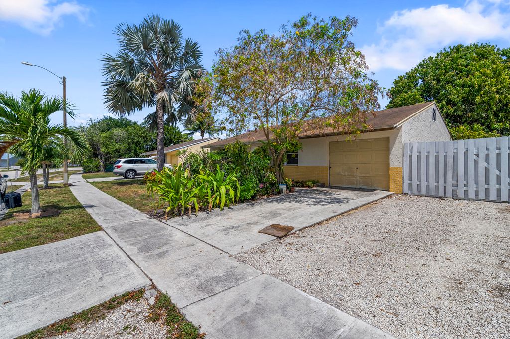4442 Empire Way, Greenacres, FL 33463