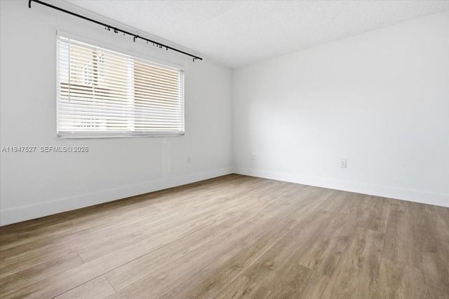 6960 Miami Gardens Dr 2-124, Hialeah, FL 33015