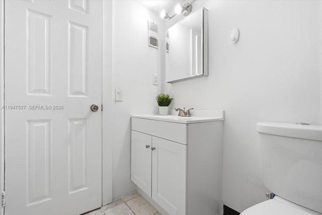 6960 Miami Gardens Dr 2-124, Hialeah, FL 33015