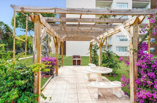 6960 Miami Gardens Dr 2-124, Hialeah, FL 33015