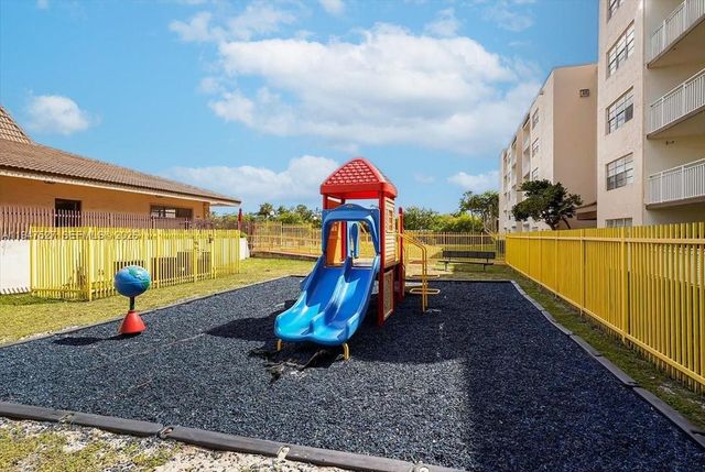 6960 Miami Gardens Dr 2-124, Hialeah, FL 33015