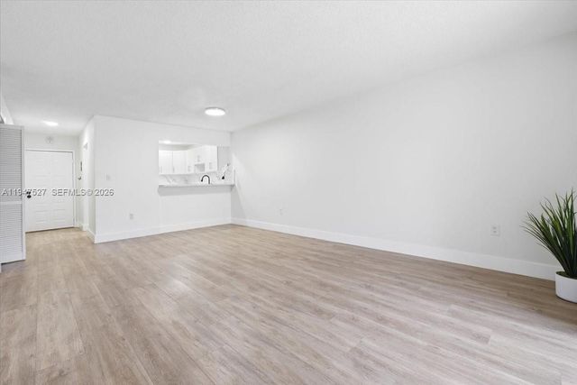 6960 Miami Gardens Dr 2-124, Hialeah, FL 33015