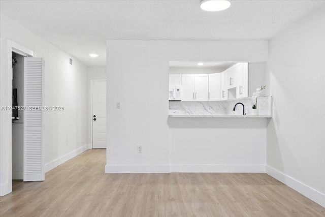 6960 Miami Gardens Dr 2-124, Hialeah, FL 33015