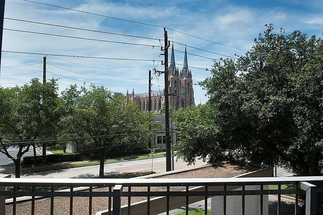 5050 Woodway Drive 2A, Houston, TX 77056