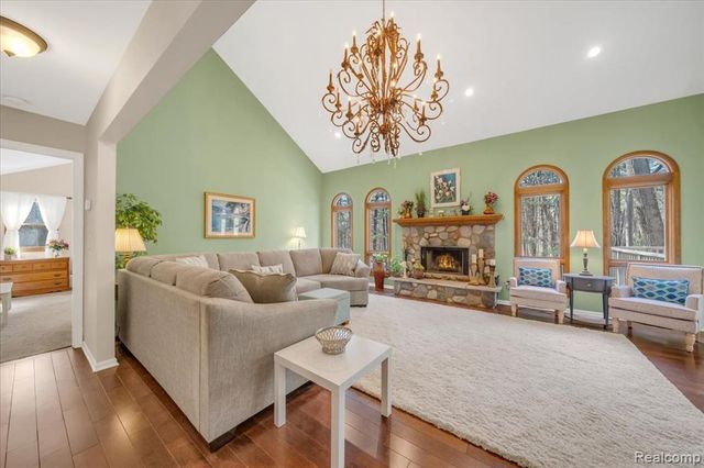 573 Nakomis Trail, Orion Twp, MI 48362