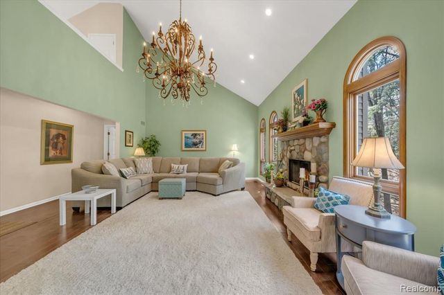 573 Nakomis Trail, Orion Twp, MI 48362