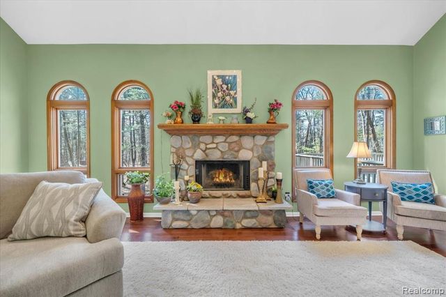 573 Nakomis Trail, Orion Twp, MI 48362