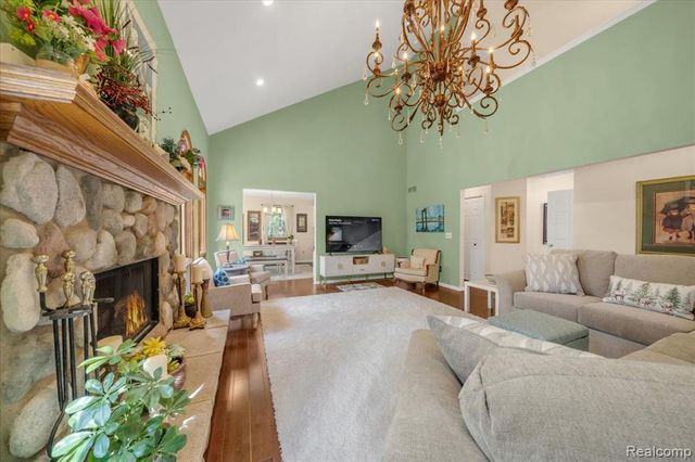 573 Nakomis Trail, Orion Twp, MI 48362