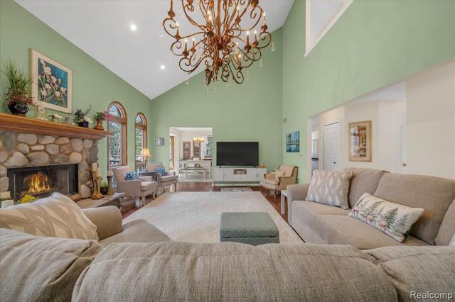 573 Nakomis Trail, Orion Twp, MI 48362