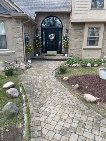 573 Nakomis Trail, Orion Twp, MI 48362