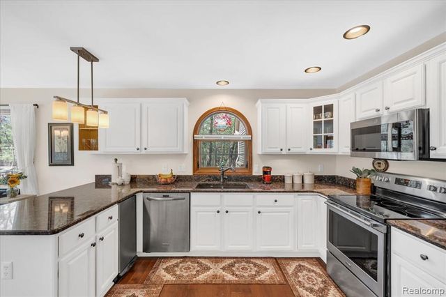 573 Nakomis Trail, Orion Twp, MI 48362