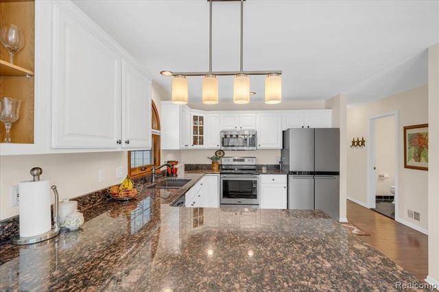 573 Nakomis Trail, Orion Twp, MI 48362