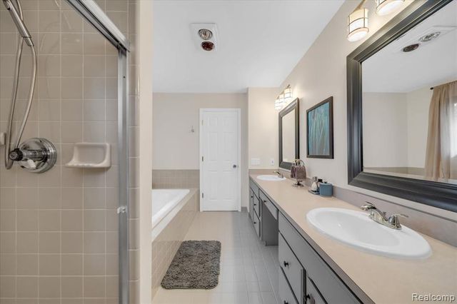 573 Nakomis Trail, Orion Twp, MI 48362