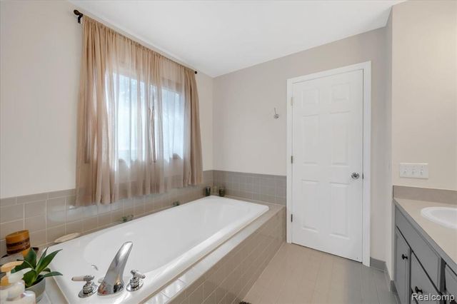 573 Nakomis Trail, Orion Twp, MI 48362