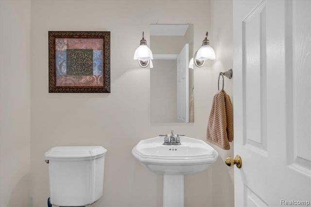 573 Nakomis Trail, Orion Twp, MI 48362