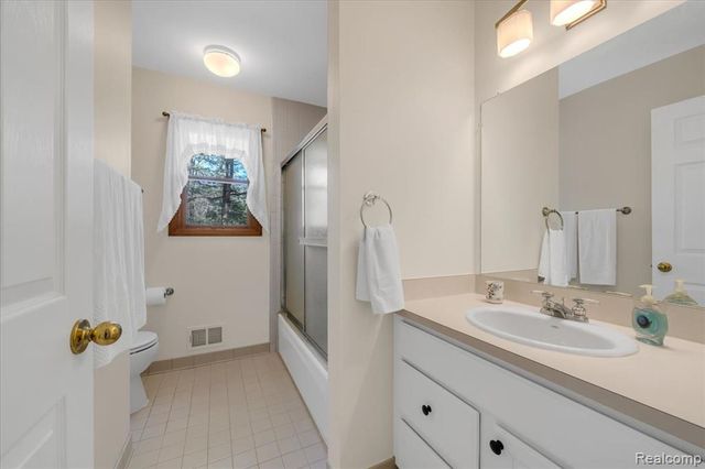 573 Nakomis Trail, Orion Twp, MI 48362