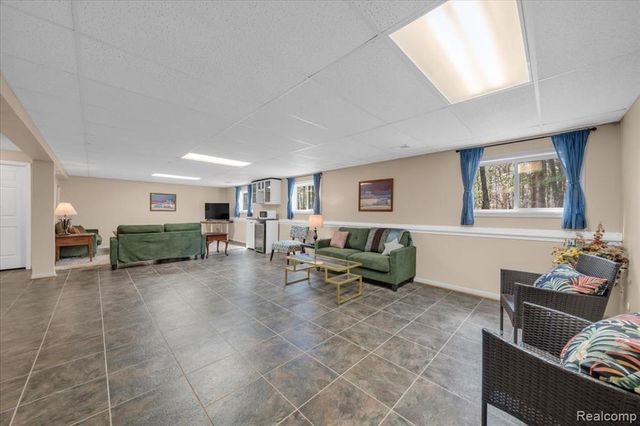 573 Nakomis Trail, Orion Twp, MI 48362