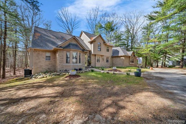 573 Nakomis Trail, Orion Twp, MI 48362