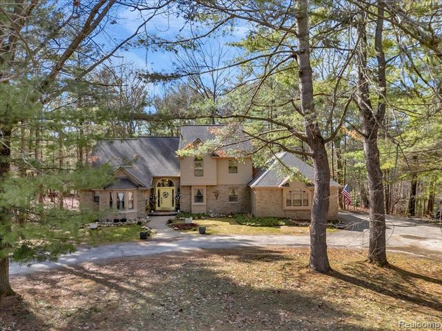 573 Nakomis Trail, Orion Twp, MI 48362